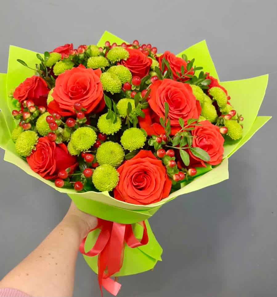 Букет цветов из: Хризантемы и Розы в Романовка Ленинградская область