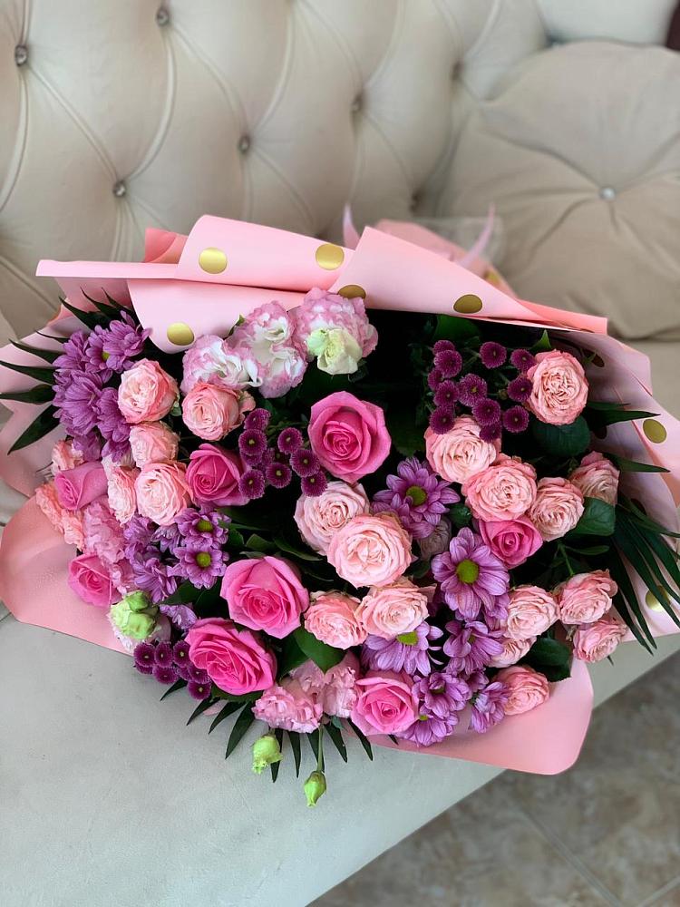 Букет цветов из: Хризантемы, Розы и Лизиантусы в Романовка Ленинградская область