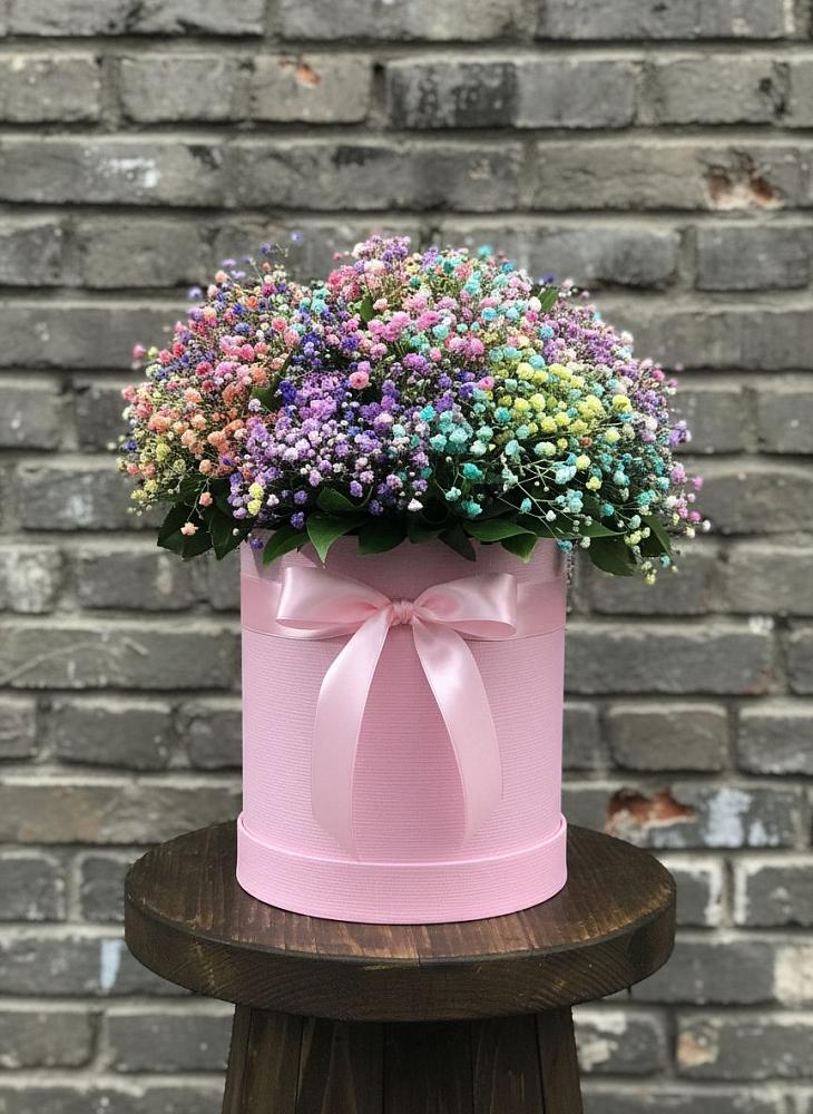 Цветочная композиция из Гипсофила и Розы в шляпной коробке в Романовка Ленинградская область