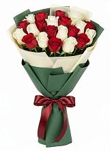 Букет Микс из красных и белых роз в Романовка Ленинградская область