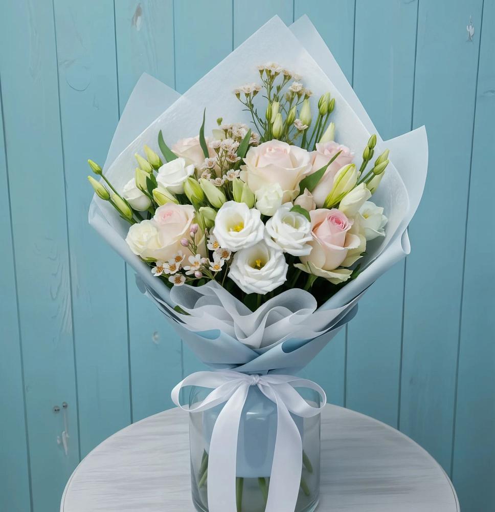 Букет цветов из: Розы и Лизиантусы в Романовка Ленинградская область