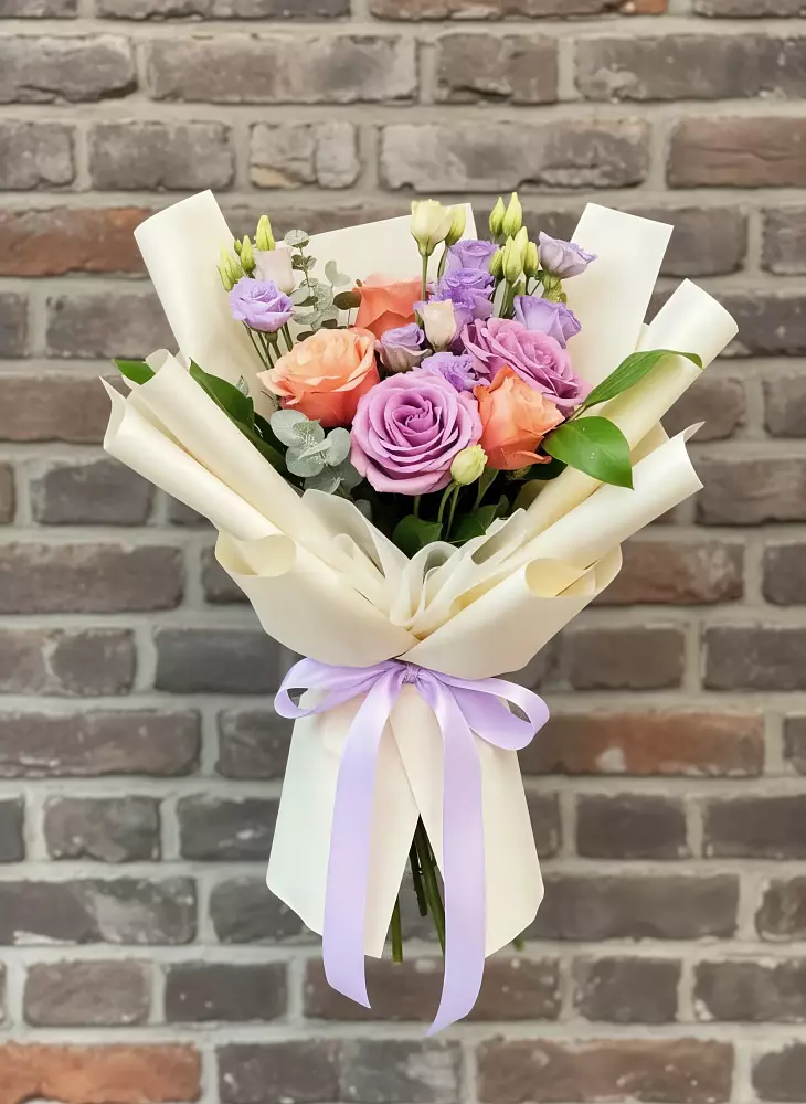 Букет цветов из: Лизиантусы и Розы в Романовка Ленинградская область