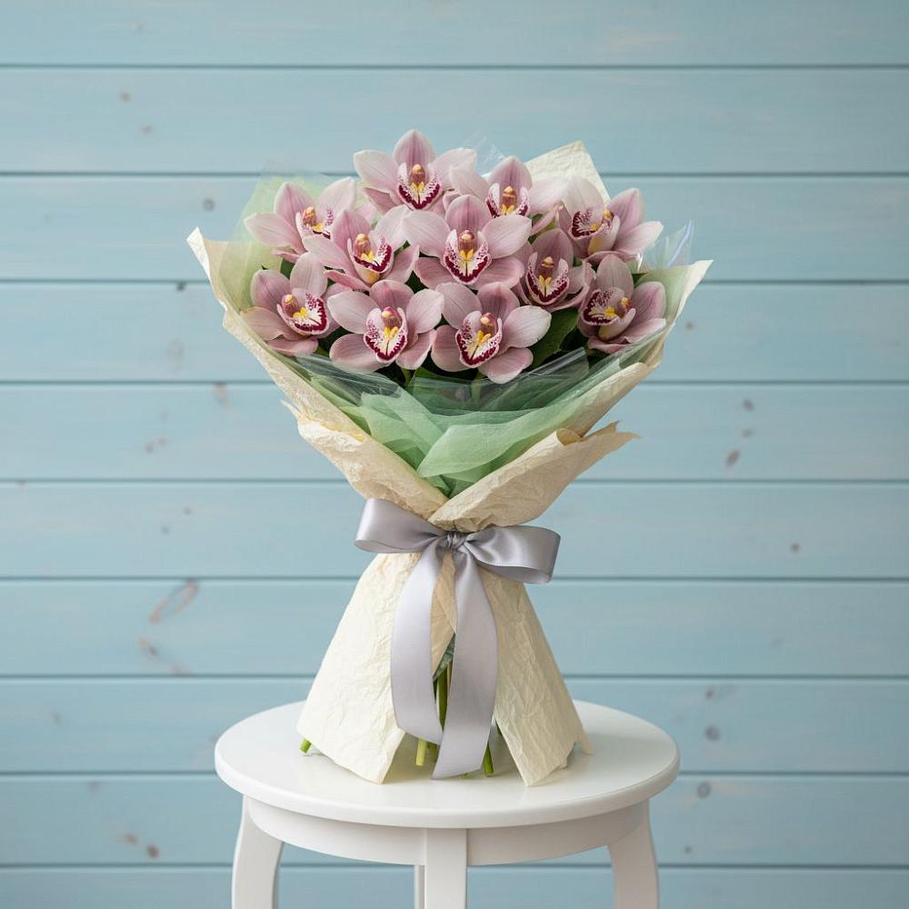 Букет цветов из: Орхидеи и Розы в Романовка Ленинградская область