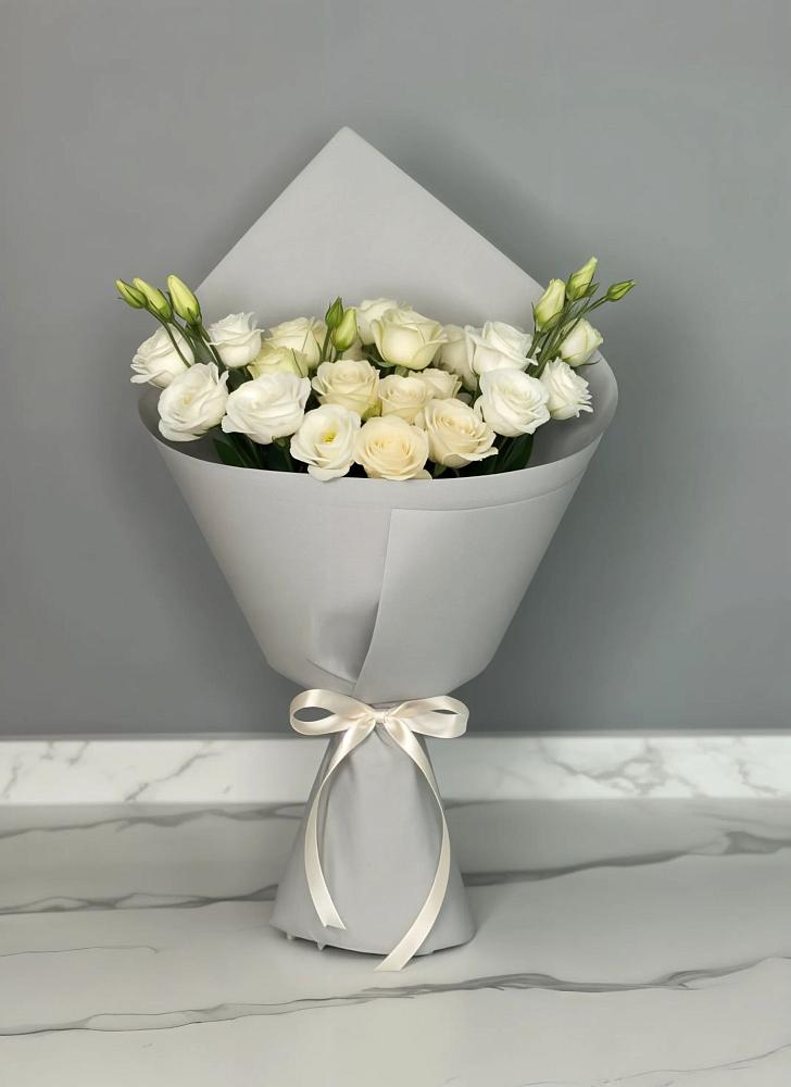 Букет цветов из: Розы и Лизиантусы в Романовка Ленинградская область