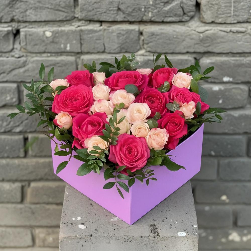 Цветочная композиция из Розы в коробке в Романовка Ленинградская область