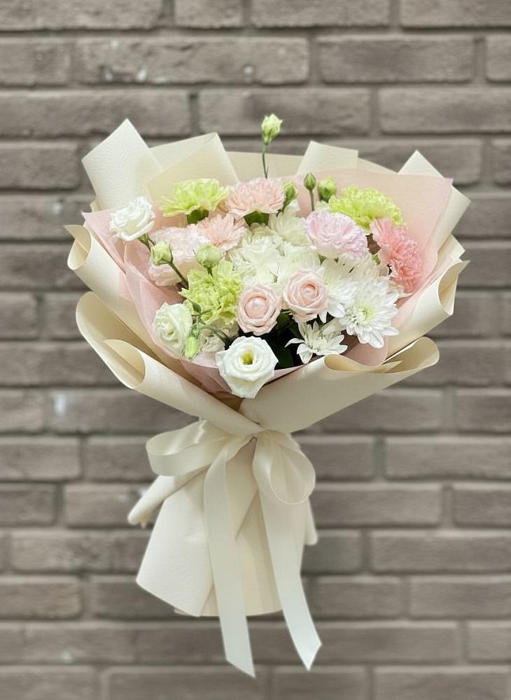 Букет цветов из: Гвоздики, Розы, Лизиантусы и Хризантемы в Романовка Ленинградская область