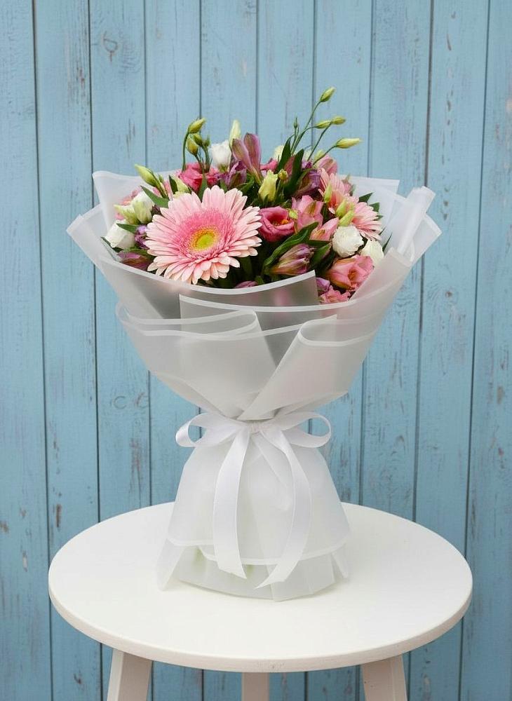 Букет цветов из: Герберы, Альстромерии и Лизиантусы в Романовка Ленинградская область