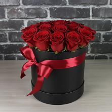 Цветочная композиция из Розы в шляпной коробке в Романовка Ленинградская область