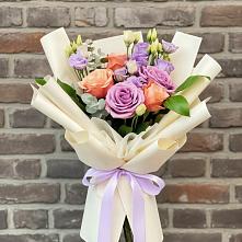Букет цветов из:  Лизиантусы и Розы в Романовка Ленинградская область