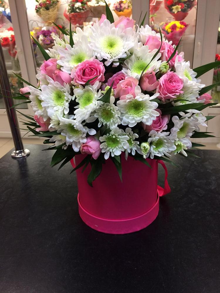 Цветочная композиция из Розы и Хризантемы в шляпной коробке в Романовка Ленинградская область