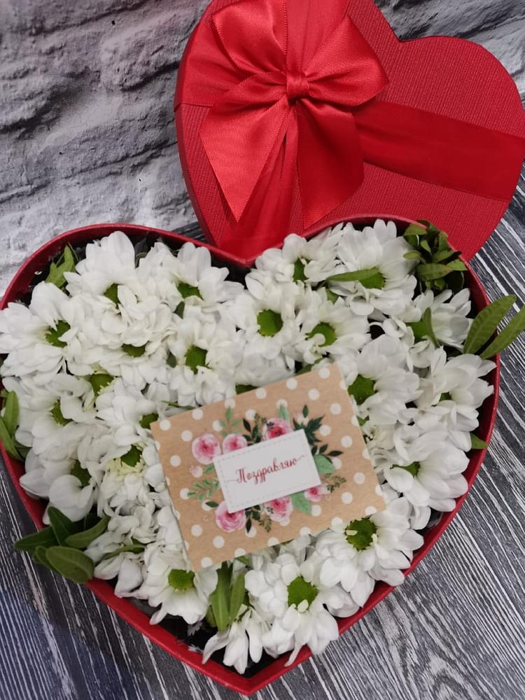 Цветочная композиция из Хризантемы в виде сердца в Романовка Ленинградская область