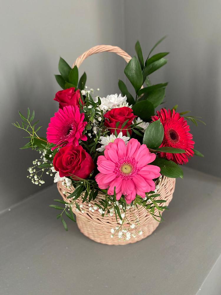 Цветочная композиция из Розы, Хризантемы и Герберы в корзине в Романовка Ленинградская область