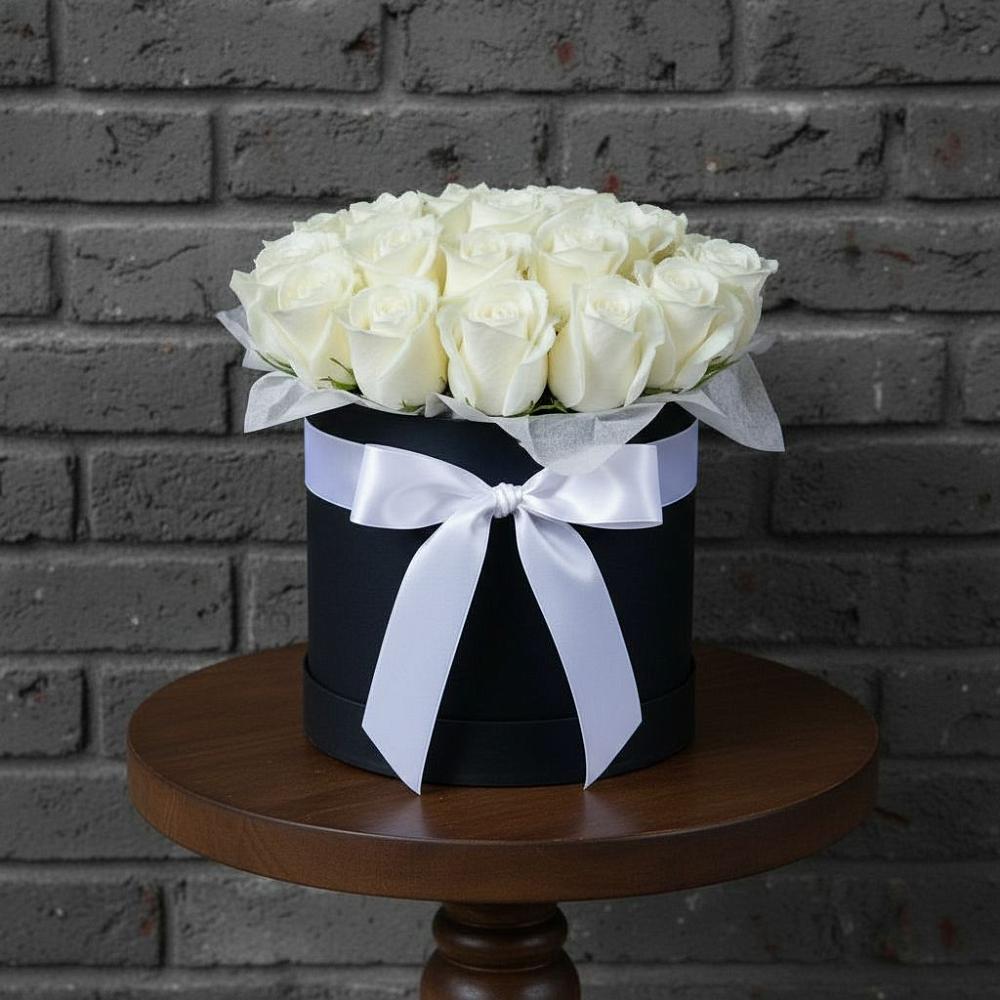 Цветочная композиция из Розы в шляпной коробке в Романовка Ленинградская область