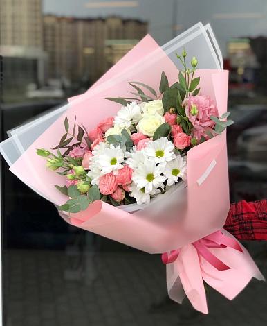 Букет цветов из: Розы, Лизиантусы и Хризантемы в Романовка Ленинградская область