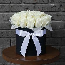 Цветочная композиция из Розы в шляпной коробке в Романовка Ленинградская область