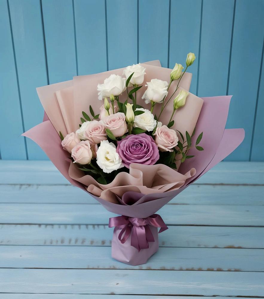 Букет цветов из: Розы и Лизиантусы в Романовка Ленинградская область